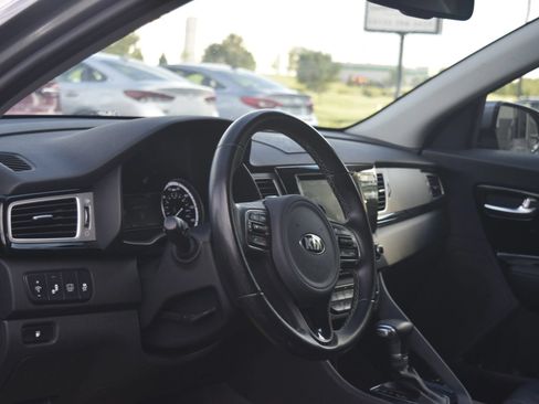 Used 2018 Kia Niro EX FWD image 5