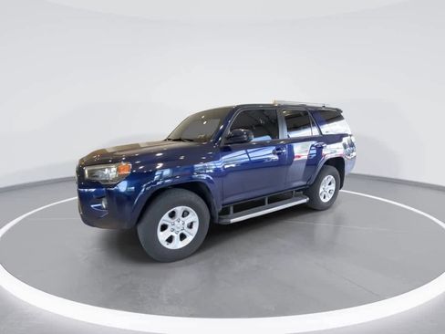 Used 2017 Toyota 4Runner SR5 AWD/4WD image 4