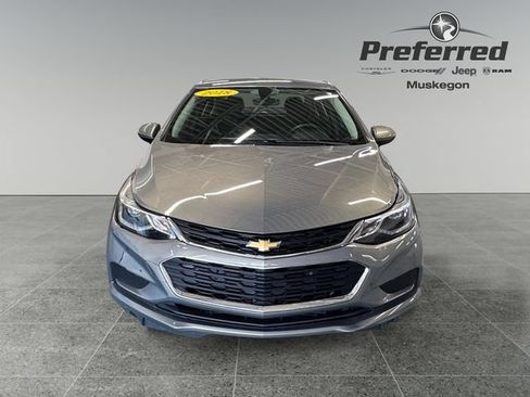 Used 2018 Chevrolet Cruze LT w/ Convenience Package FWD image 11