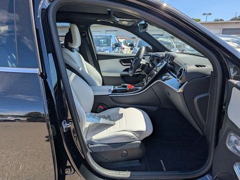 Used 2024 Mercedes-Benz GLC 300 4MATIC image 21