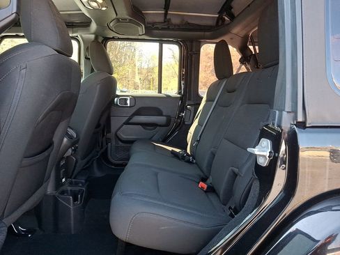 Used 2022 Jeep Wrangler Unlimited Sahara w/ Cold Weather Group AWD/4WD image 13
