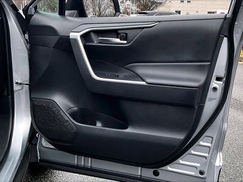 Used 2022 Toyota RAV4 XLE image 22