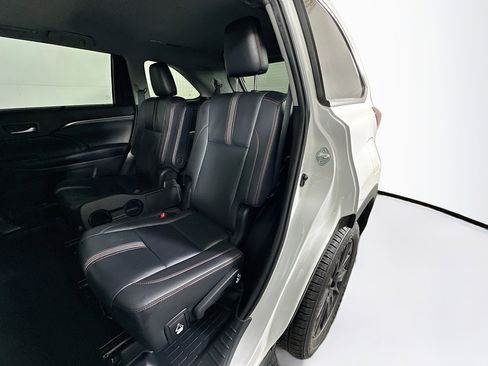 Used 2019 Toyota Highlander SE image 26
