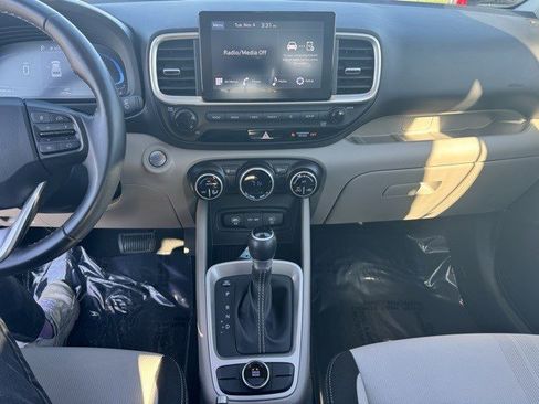 Used 2024 Hyundai Venue SEL image 17