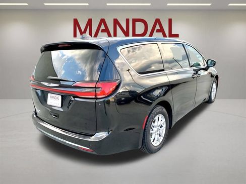 Used 2023 Chrysler Pacifica Touring-L FWD image 6