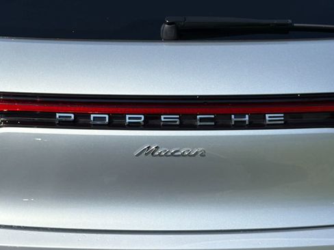 Certified 2025 Porsche Macan AWD/4WD image 32
