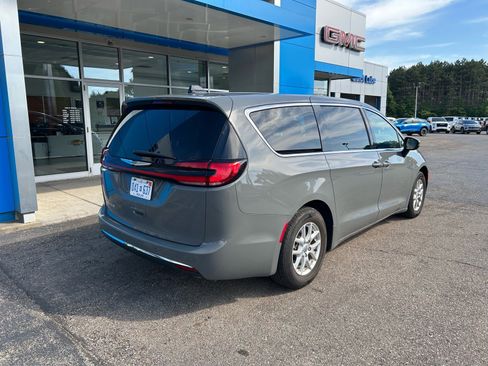 Used 2023 Chrysler Pacifica Touring-L FWD image 3