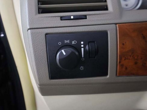 Used 2008 Chrysler Town & Country LX image 25