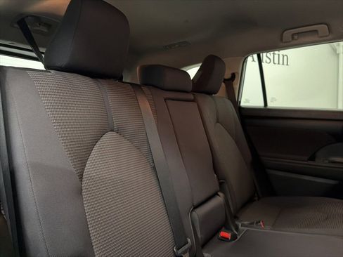 Used 2022 Toyota Highlander LE FWD image 27
