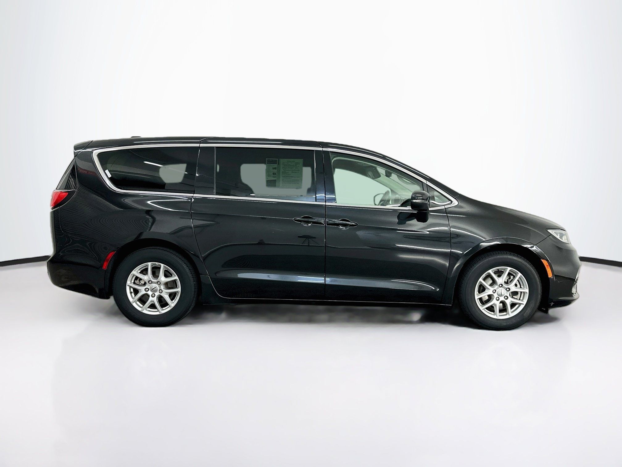 Used 2023 Chrysler Pacifica Touring-L FWD image 10