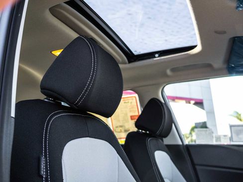 Used 2025 Hyundai Venue SEL image 17