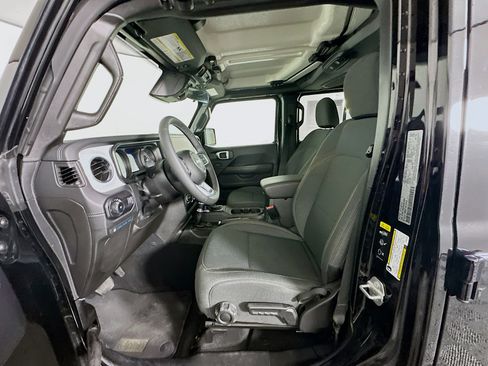 Used 2025 Jeep Wrangler Sahara image 13