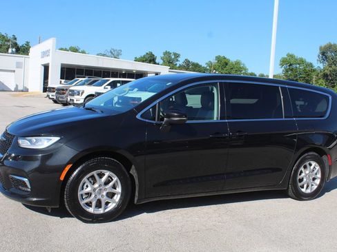 Used 2023 Chrysler Pacifica Touring-L FWD image 3