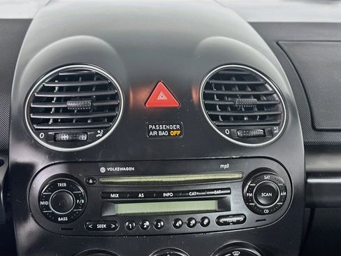 Used 2010 Volkswagen Beetle Coupe FWD image 19