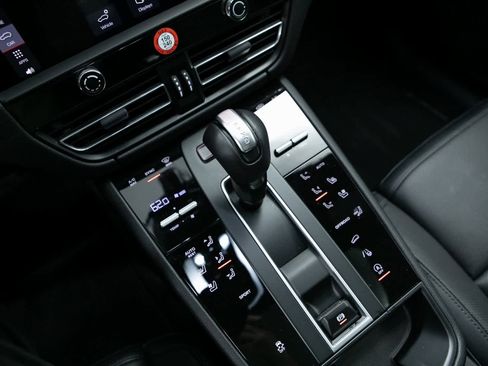 Certified 2025 Porsche Macan image 21