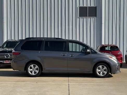 Used 2019 Toyota Sienna LE w/ LE Preferred Package FWD image 3