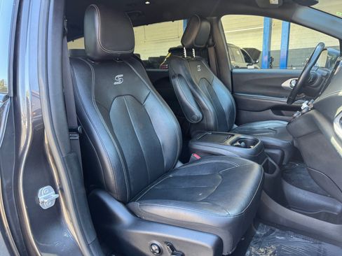 Used 2021 Chrysler Pacifica Touring-L w/ Premium & Safety Sphere Group FWD image 20