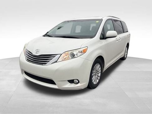 Used 2016 Toyota Sienna XLE image 3