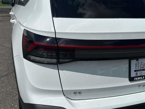 Used 2025 Volkswagen Taos SE FWD image 9