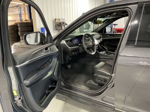 Used 2025 Jeep Grand Cherokee L Limited w/ Luxury Tech Group II image 9