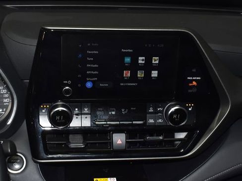Used 2024 Toyota Highlander XLE image 17
