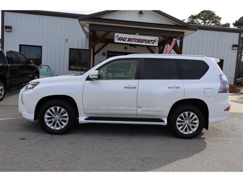 Used 2017 Lexus GX 460 image 2