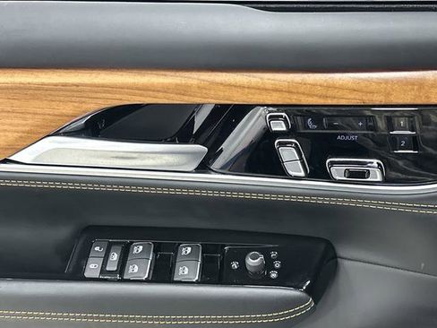 Used 2024 Jeep Grand Wagoneer Series III image 34