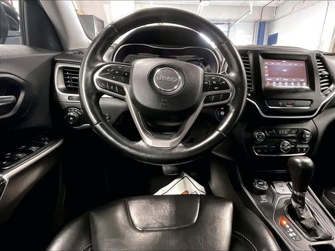 Used 2019 Jeep Cherokee Latitude Plus w/ Comfort/Convenience Group AWD/4WD image 17