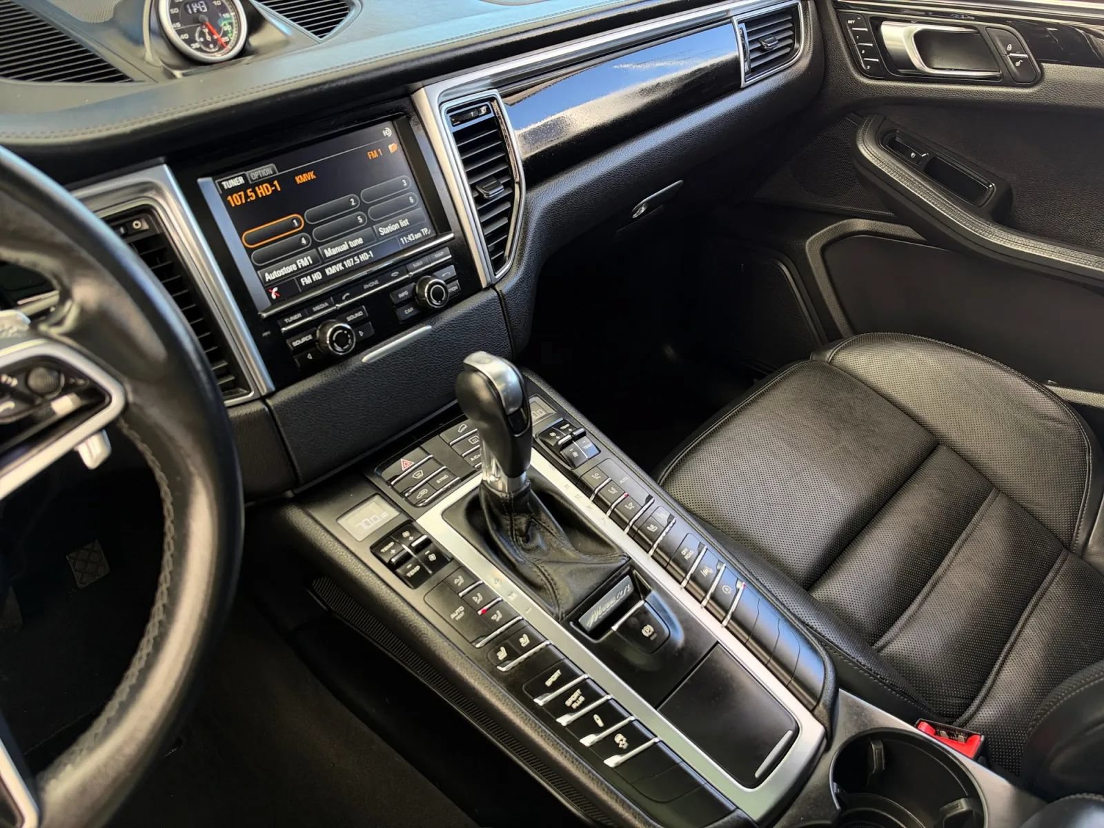 Used 2015 Porsche Macan Turbo AWD/4WD image 31