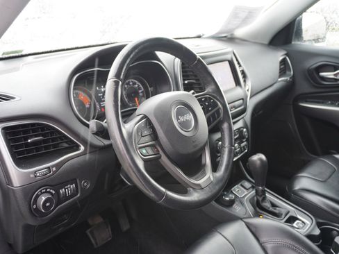 Used 2019 Jeep Cherokee Latitude Plus w/ Comfort/Convenience Group AWD/4WD image 18
