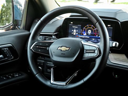 Used 2025 Chevrolet Suburban High Country AWD/4WD image 17