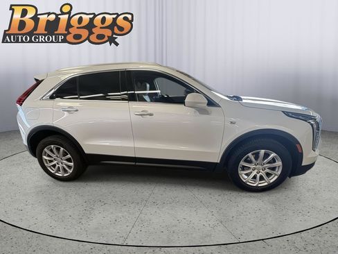 Used 2023 Cadillac XT4 Luxury w/ Cold Weather Package AWD/4WD image 6