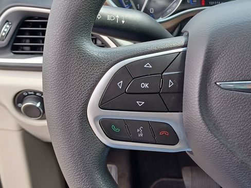 Used 2017 Chrysler Pacifica Touring FWD image 13