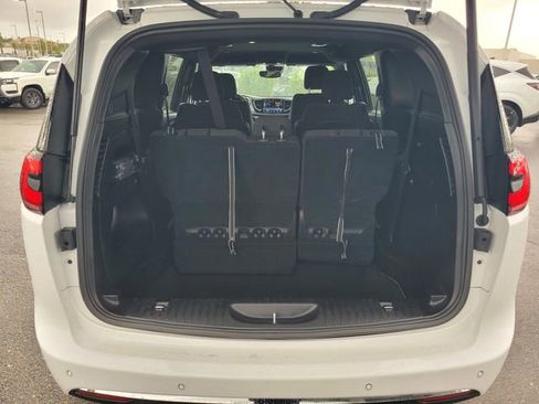 Used 2024 Chrysler Pacifica Touring image 11