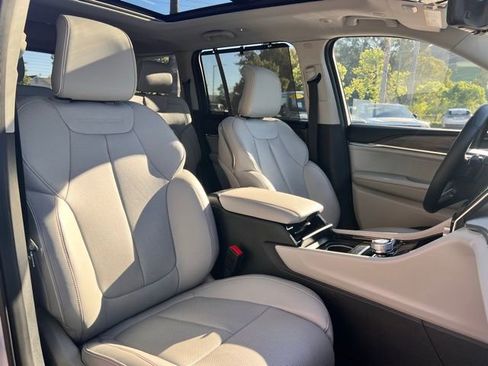 Used 2022 Jeep Grand Cherokee Overland w/ Advanced Protech Group III image 48