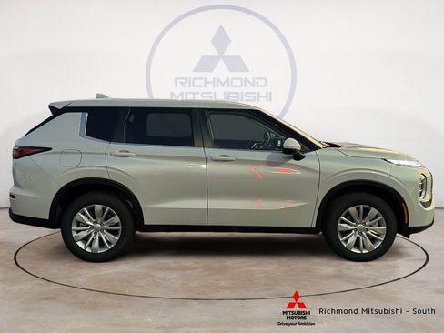 New 2026 Mitsubishi Outlander ES image 2
