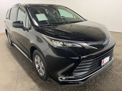Certified 2024 Toyota Sienna XLE image 1