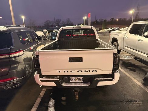 Used 2017 Toyota Tacoma TRD Sport w/ Tow Package image 8