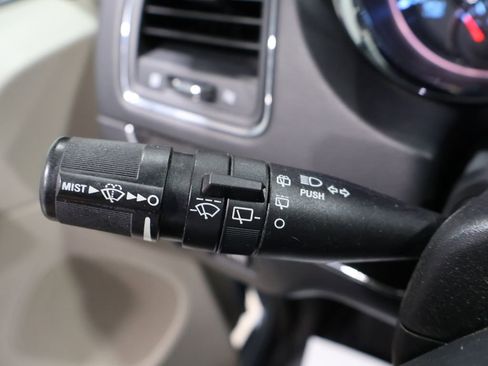 Used 2013 Chrysler Town & Country Touring image 34