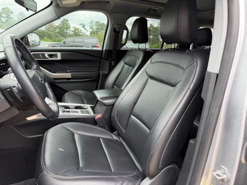 Used 2020 Ford Explorer XLT w/ Equipment Group 202A RWD image 8
