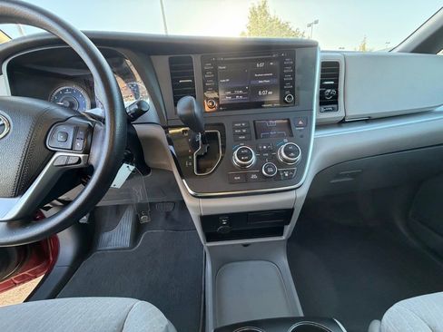 Used 2019 Toyota Sienna LE w/ Carpet Mat Package FWD image 27