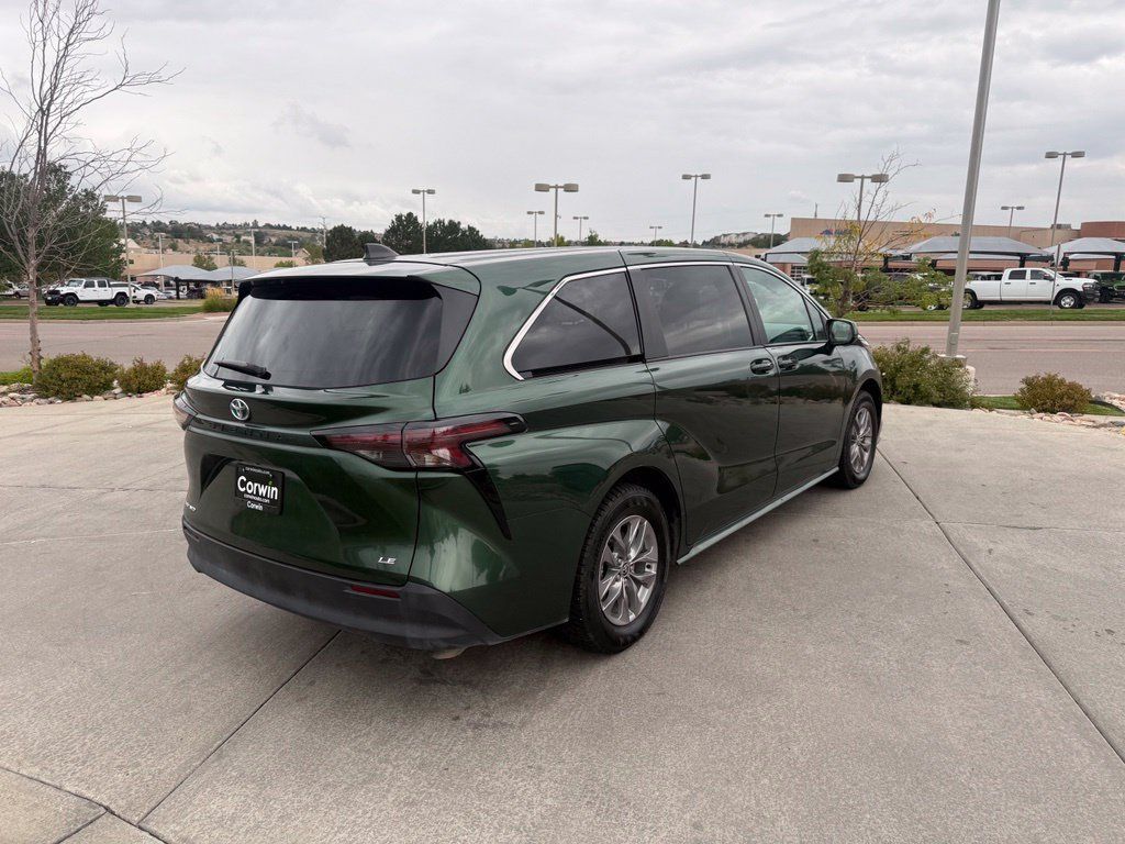 Used 2025 Toyota Sienna LE AWD/4WD image 9