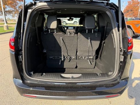 New 2026 Chrysler Pacifica Select w/ S Appearance Package image 6