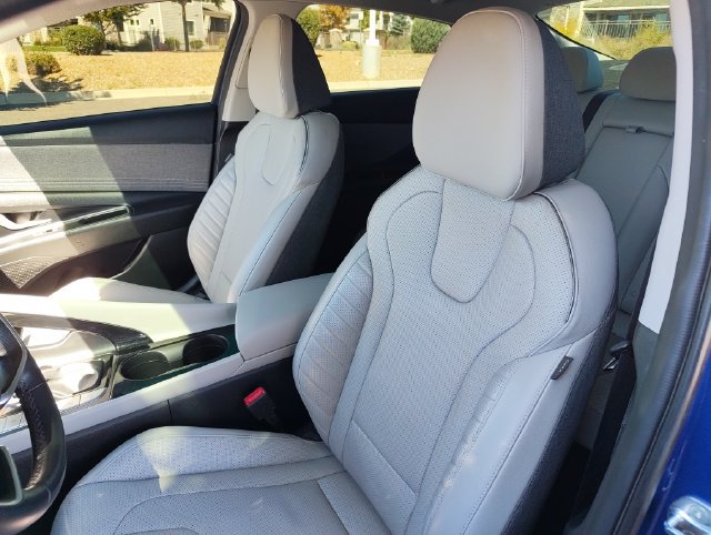 Used 2023 Hyundai Elantra Limited w/ Preferred Accessory Package FWD image 18