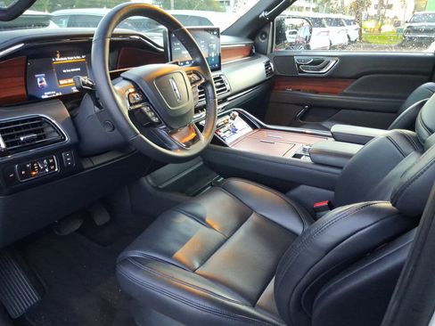 Certified 2024 Lincoln Navigator Premiere AWD/4WD image 11