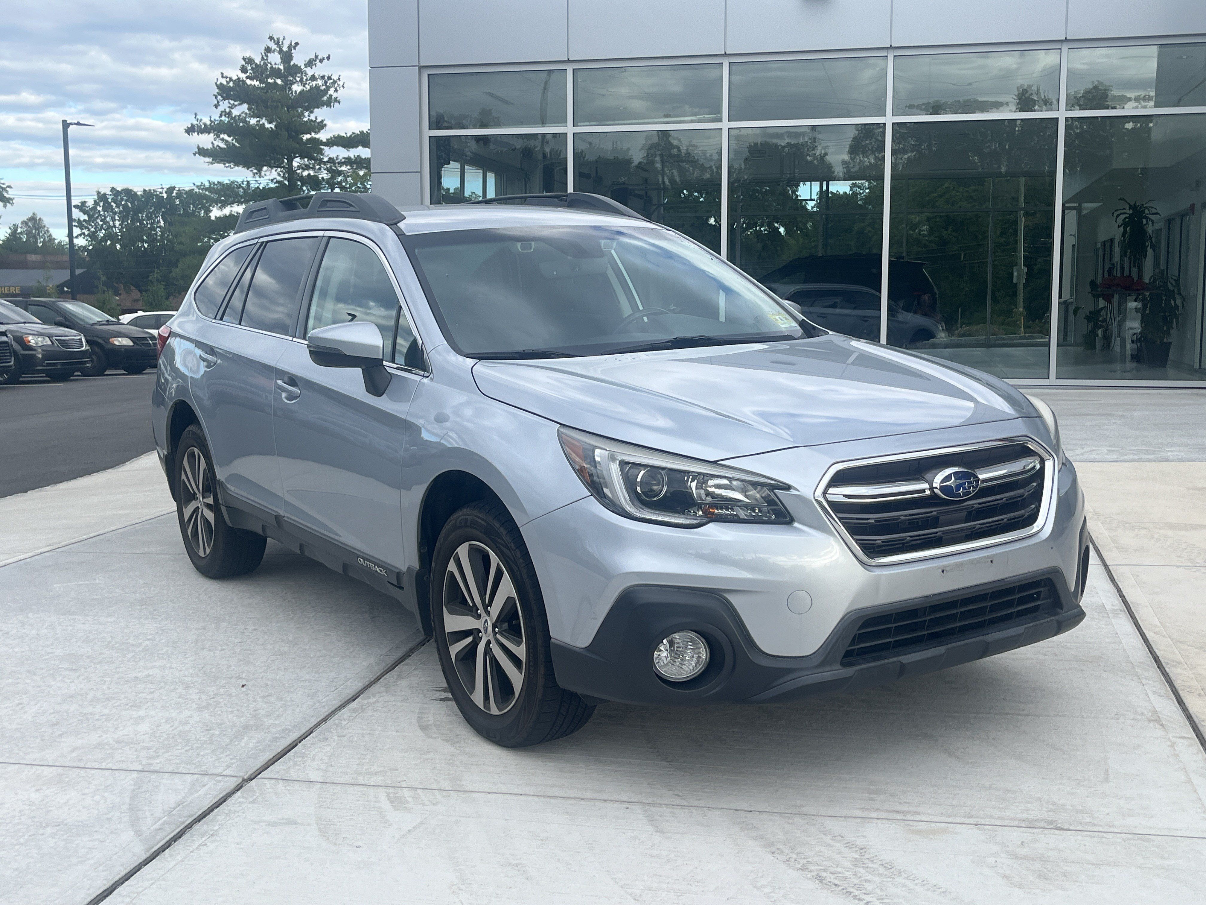 Used 2019 Subaru Outback 2.5i Limited w/ Popular Package #2 AWD/4WD image 2