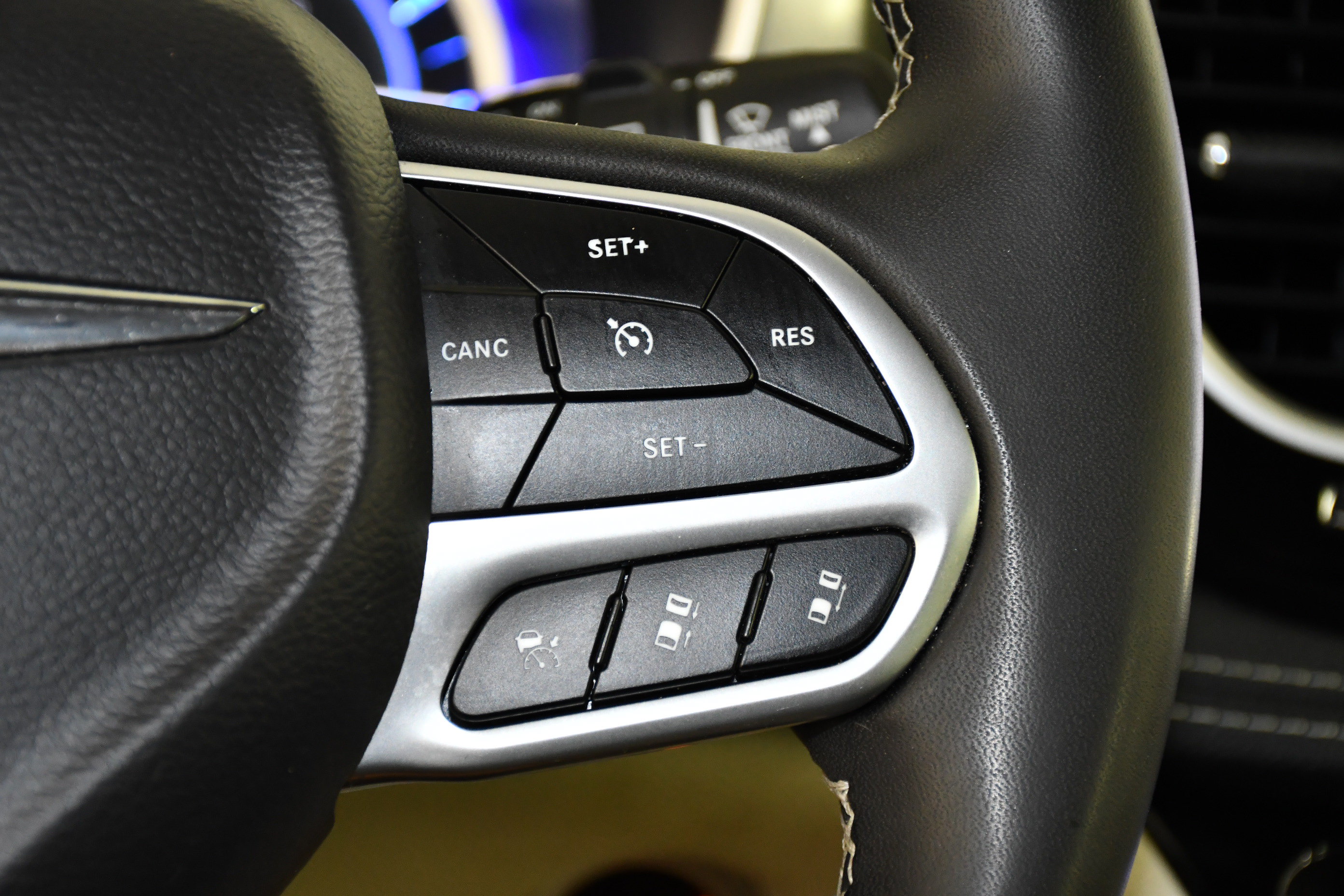 Used 2023 Chrysler Pacifica Touring-L FWD image 21