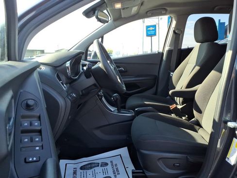 Used 2022 Chevrolet Trax LS w/ Tint and Cruise Package image 18