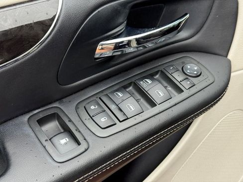 Used 2013 Chrysler Town & Country Touring FWD image 9