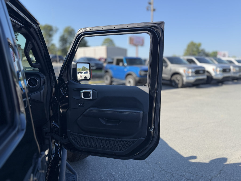 Used 2021 Jeep Wrangler Unlimited Sahara w/ Cold Weather Group AWD/4WD image 28